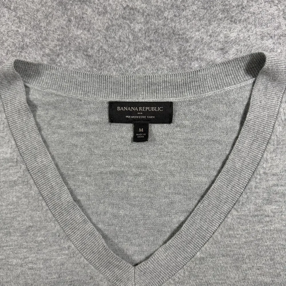 Banana Republic Premium Luxe Yarn Sweater Mens M Gray V-Neck Soft Cashmere Blend
